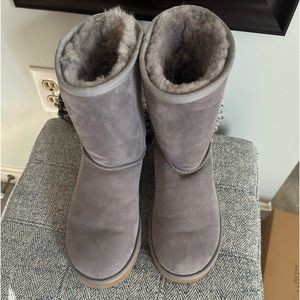 Light purple/grey uggs